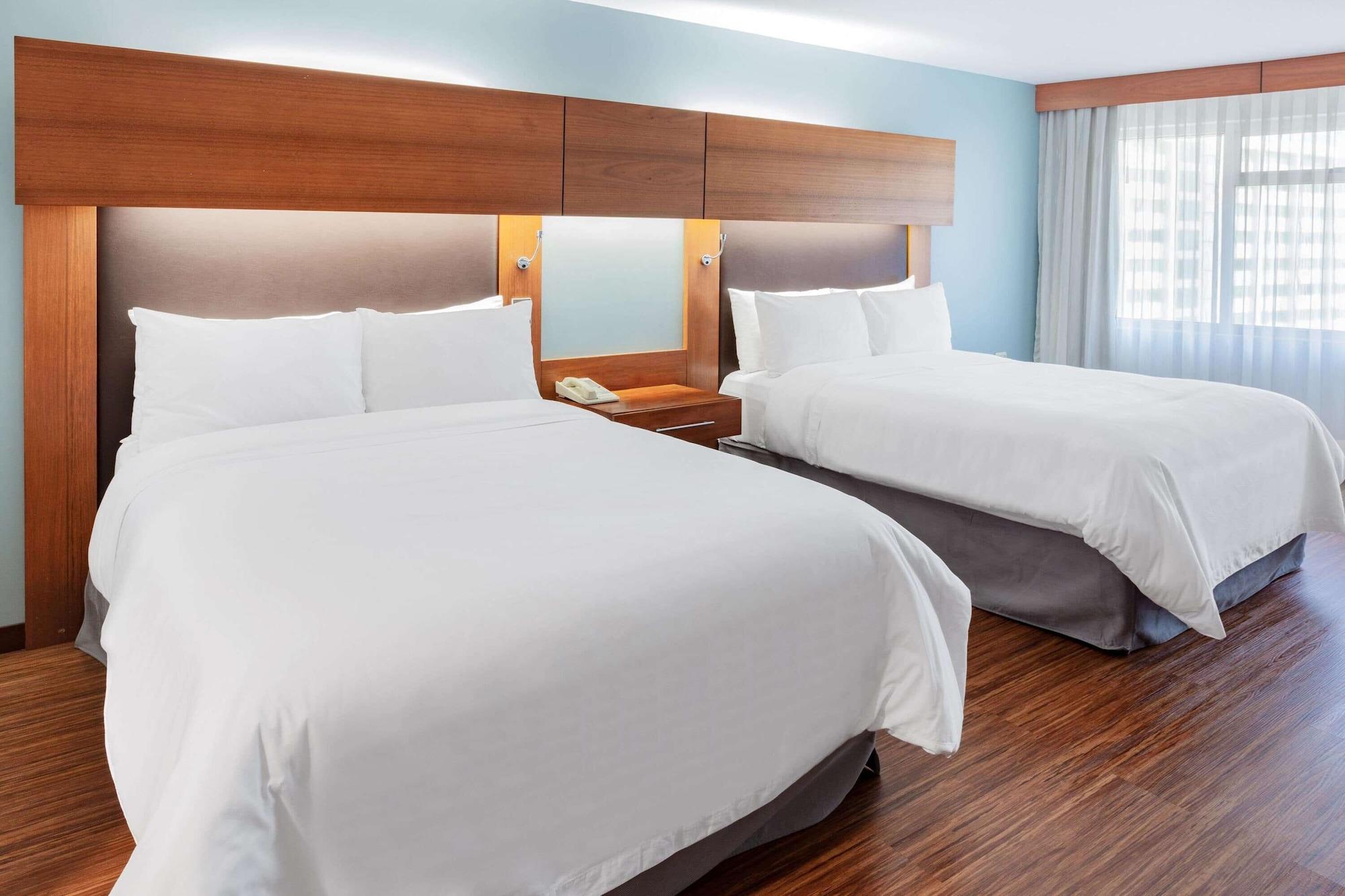 Sonesta Hotel Guayaquil Exterior foto A typical guest room at the Holiday Inn Express
